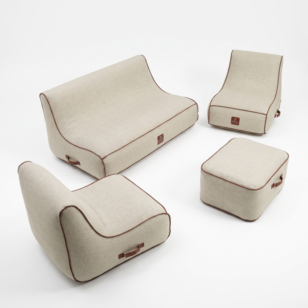 Ensemble de mobilier gonflable beige en tissu avec passepoil marron comprenant canapé, fauteuils et pouf avec poignées de transport, sur fond blanc