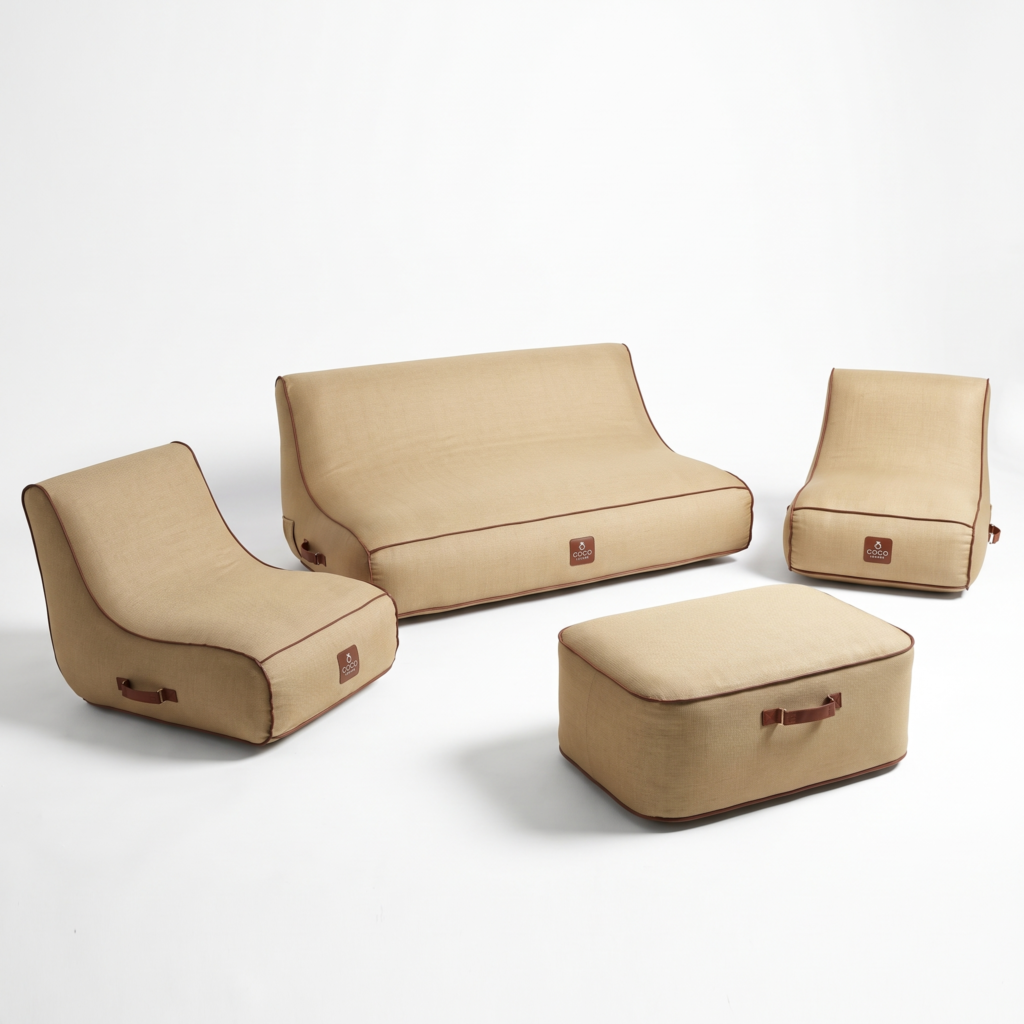 Ensemble de mobilier gonflable beige comprenant un canapé deux places, deux fauteuils et un pouf ottoman avec détails marron façon cuir, sur fond blanc