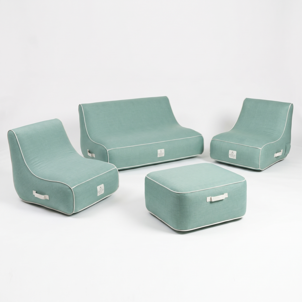 Ensemble de salon gonflable composé de deux fauteuils, un canapé et un pouf couleur vert d'eau avec liseré blanc, présenté sur fond blanc