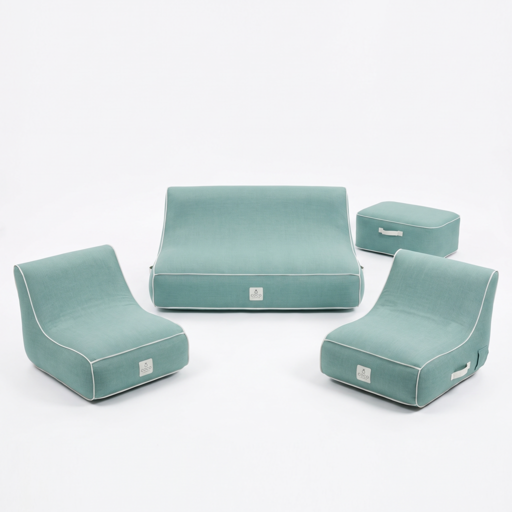 Ensemble de salon gonflable comprenant un canapé, deux fauteuils et un pouf en tissu velours vert d'eau avec liserés blancs, sur fond blanc