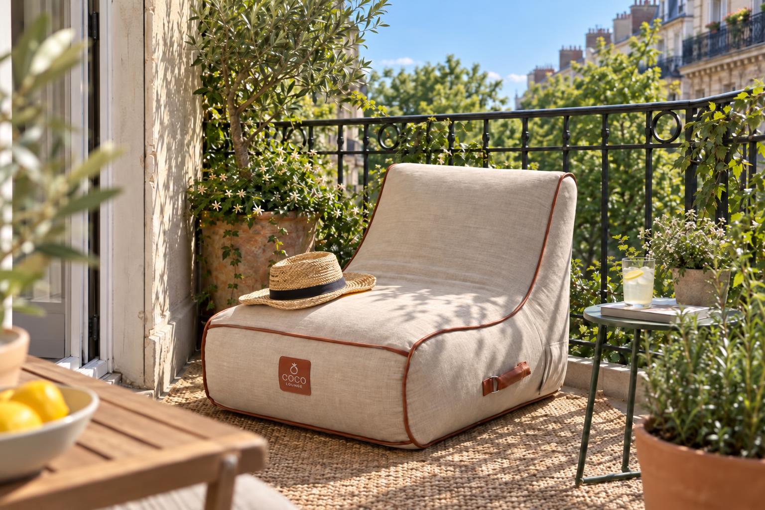 Fauteuil blanc cassé sur un petit balcon en ville avec plantes en pots