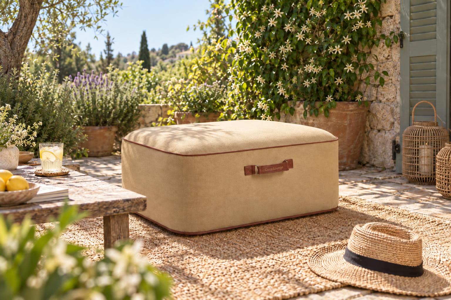 Pouf beige dans un coin de jardin bohème avec tapis tissé et jasmin