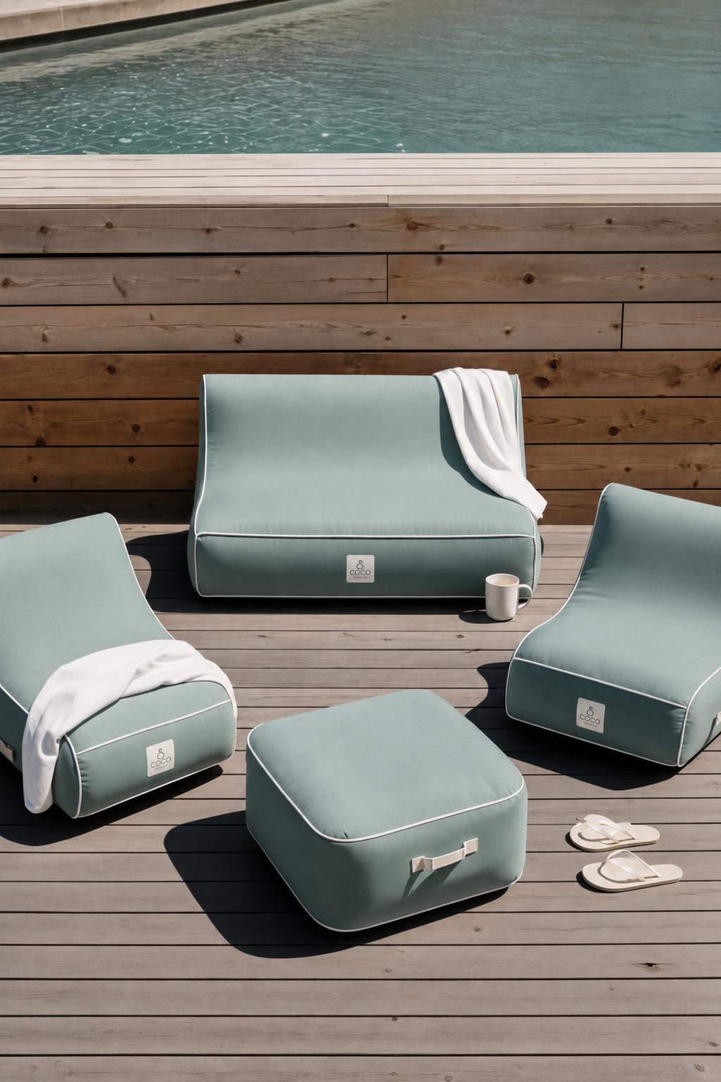 Pack Salon Complet Soge en vert d'eau installé au bord d'une piscine hors-sol habillée de bois sous un soleil de midi